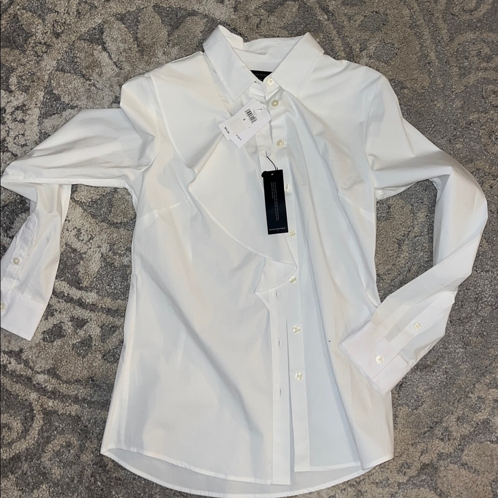 New! Banana Republic White Ruffle Button-Up Shirt Size 6
Tailored Fit